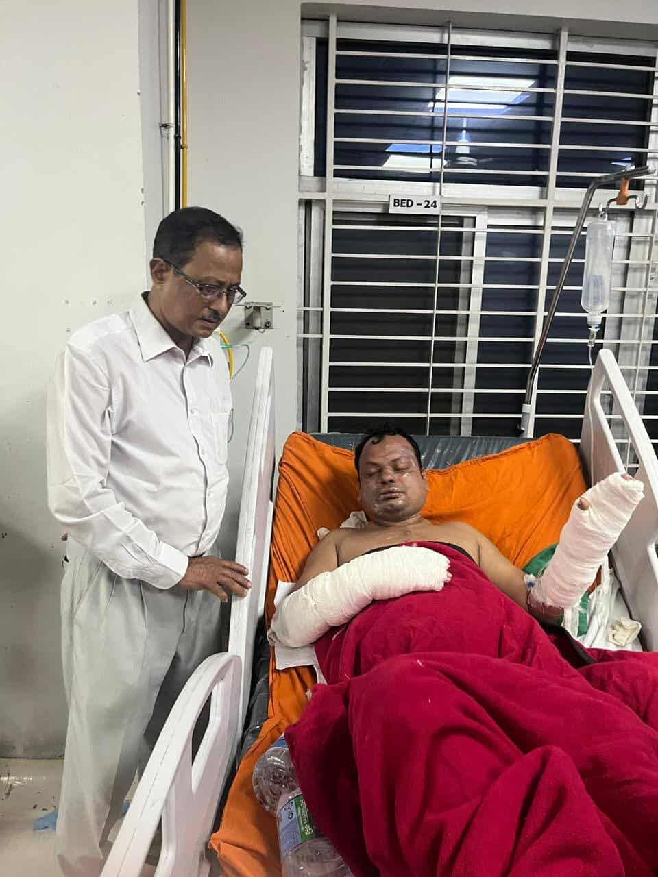 বাংলাদেশ কংগ্রেসের চেয়ারম্যান অ্যাডভোকেট রেজাউল হোসেন করিম বিমান দূরঘটনা আহতদের দেখতে হসপিটালে